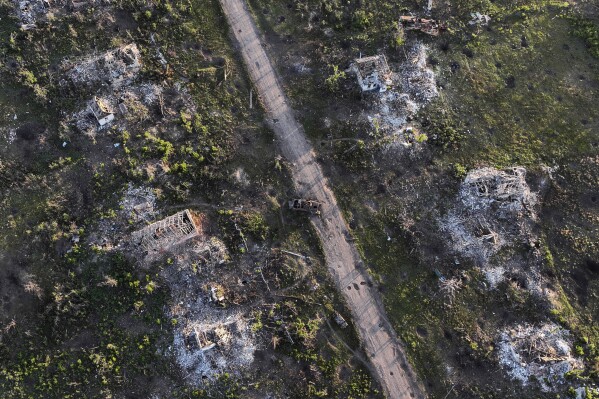 Casas y vehículos blindados destruidos en los combates entre fuerzas rusas y ucranianas se ven en el pueblo recién recuperado por fuerzas ucranianas de Klishchiivka, en la región de Donetsk, Ucrania, el domingo 24 de septiembre de 2023. (AP Foto/Alex Babenko).