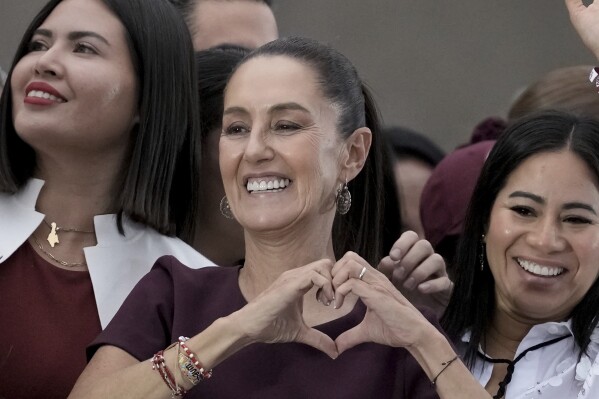 La candidata presidencial Claudia Sheinbaum hace un gesto de corazón durante su acto de cierre de campaña en el Zócalo de Ciudad de México, el miércoles 29 de mayo de 2024. Las elecciones generales de México se celebran el 2 de junio. (AP Foto/Eduardo Verdugo)