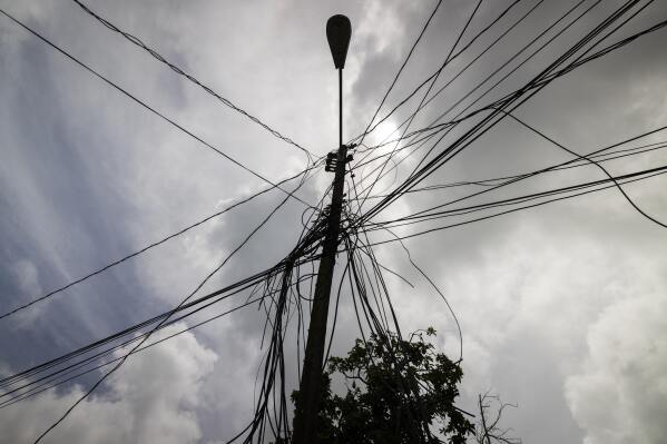 Un poste de electricidad con cables en Loiza, Puerto Rico, el 15 de septiembre del 2022. (Foto AP/Alejandro Granadillo)