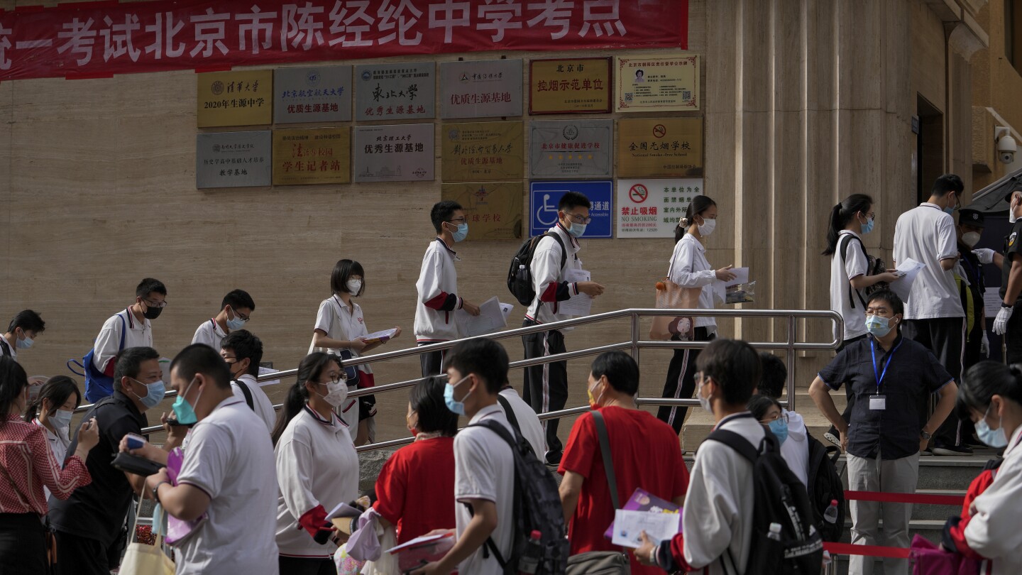 След пандемията млади китайци отново искат да учат в чужбина, но не толкова в САЩ