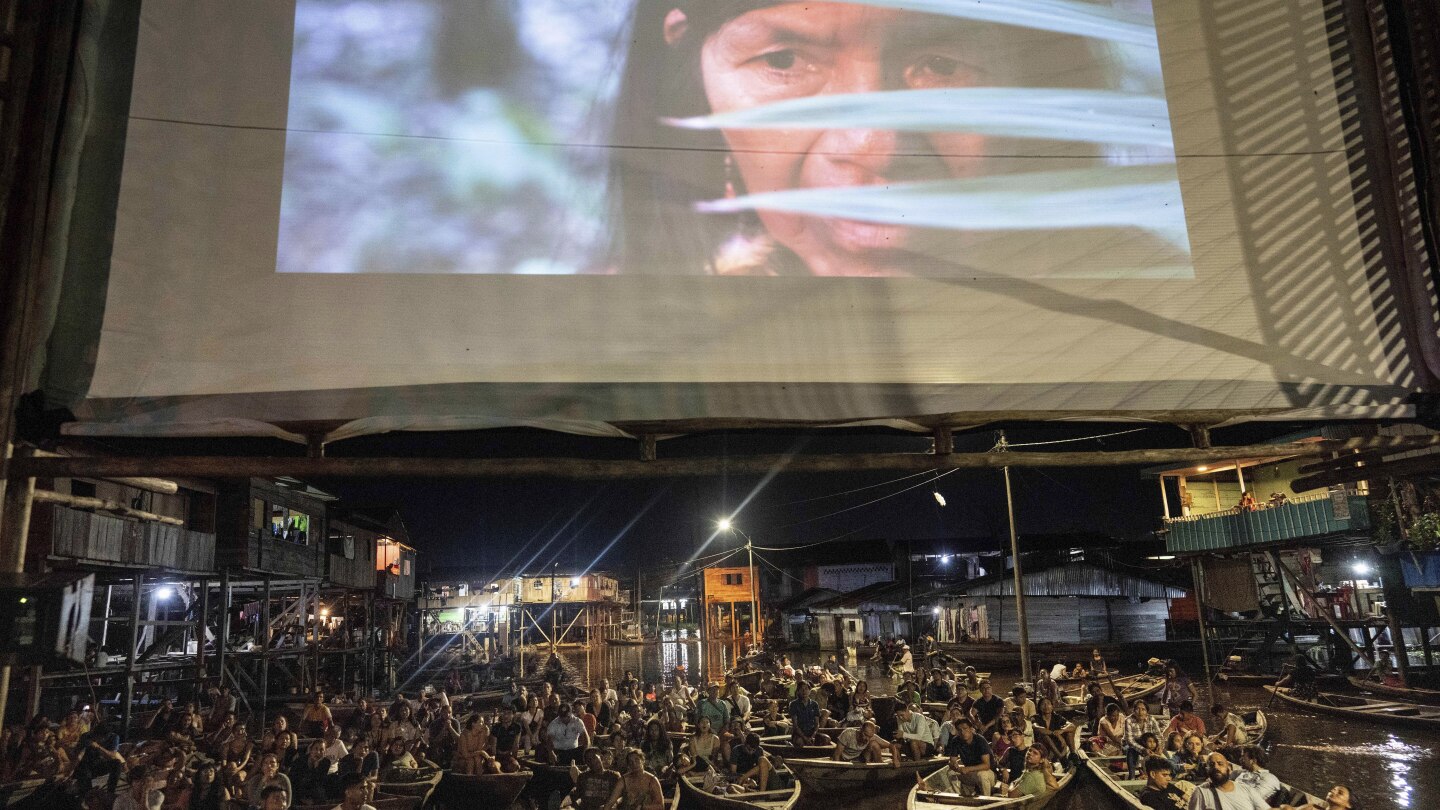 Коренна общност в сърцето на перуанската Амазонка е домакин на филмов фестивал, почитащ тропическите гори