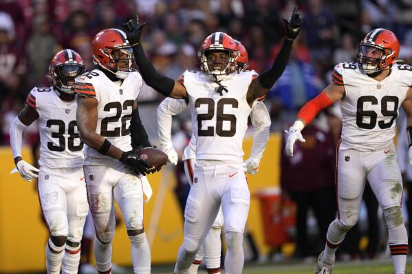 Cleveland Browns stun the Pittsburgh Steelers early, hold on for