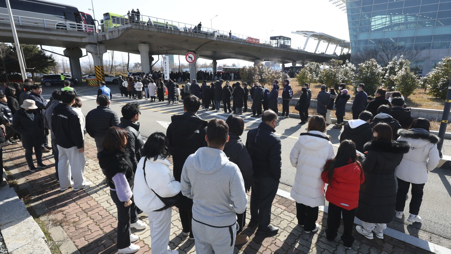 Grieving families visit South Korean plane crash site for memorial service