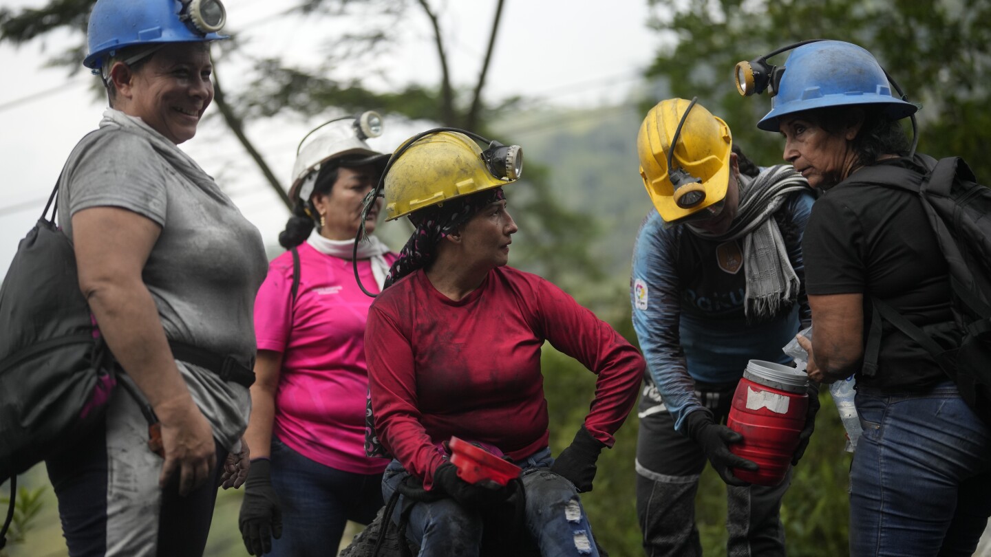 Жените преодоляват половите бариери в колумбийските изумрудени мини, но се борят да излязат от бедността