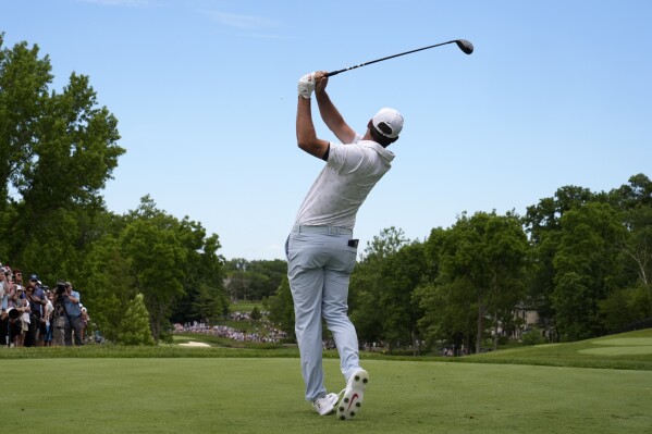 Scottie Scheffler hits from the second tee in the third round of the Memorial golf tournament, Saturday, June 8, 2024, in Dublin, Ohio. (AP Photo/Sue Ogrocki)