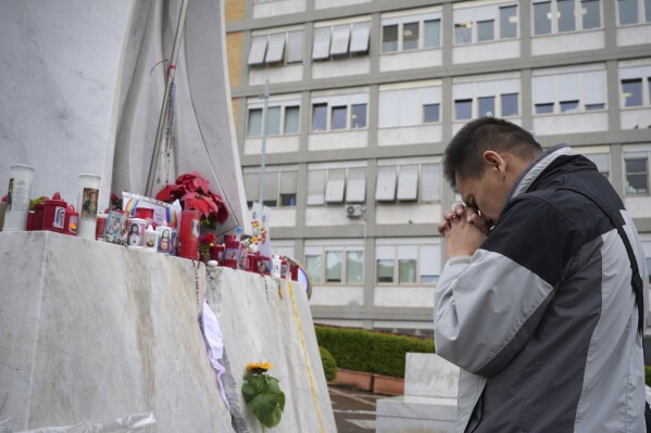 Hoang Phuc Nguyen, a Vietnamese pilgrim, prays for Pope Francis at the Agostino Gemelli Polyclinic, in Rome, Tuesday February 25, 2025 where Pope Francis has been hospitalized since Friday, February 14 (AP Photo / Alessandra Tarantino)