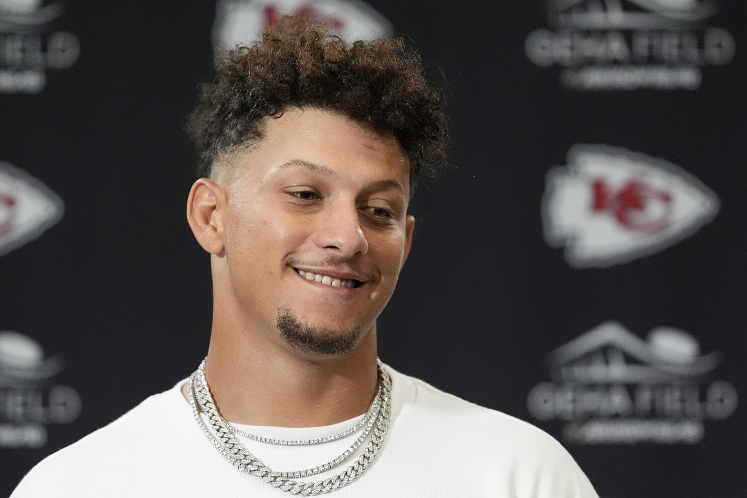 Patrick Mahomes says he will not endorse anybody for president | AP News