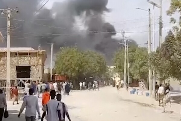 En esta imagen tomada de un video, se alzan nubes de humo tras una explosión en Beledweyne, Somalia, sábado, 23 de setiembre de 2023. Un vehículo cargado de explosivos detonado en un retén en la ciudad de Beledweyne, Somalia, causó la muerte de al menos 15 personas y heridas a otras 40, la mitad de las cuales se encontraban en estado crítico informaron las autoridades. (AP)