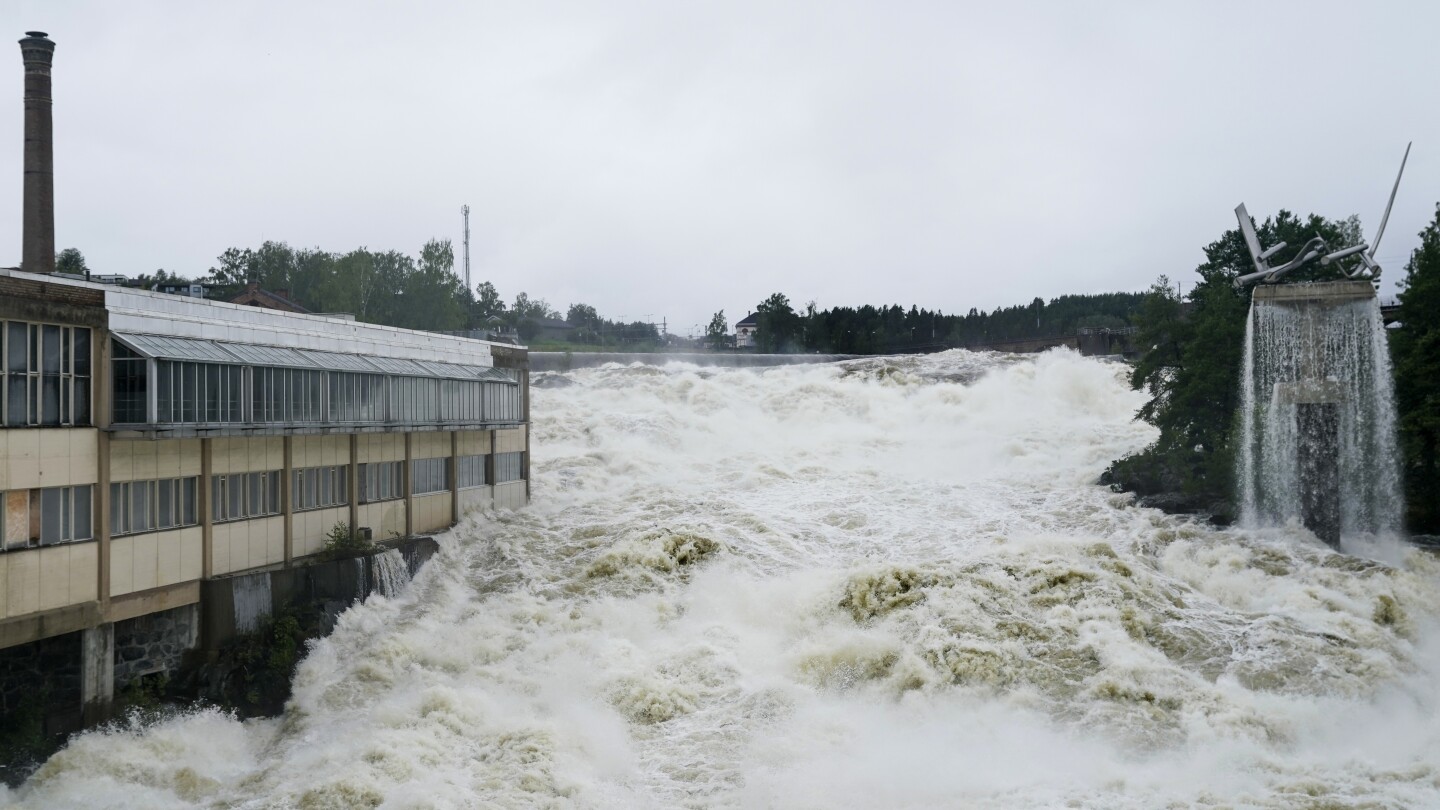 Nordmenn forbereder seg på flere flom og ødeleggelser etter dager med kraftig regn
