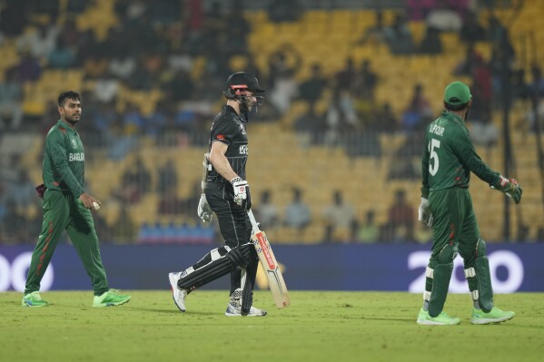 New Zealand's captain Kane Williamson leaves the field after retiring hurt during the ICC Men's Cricket World Cup match between New Zealand and Bangladesh in Chennai , India, Friday, Oct. 13, 2023. (AP Photo/Eranga Jayawardena)