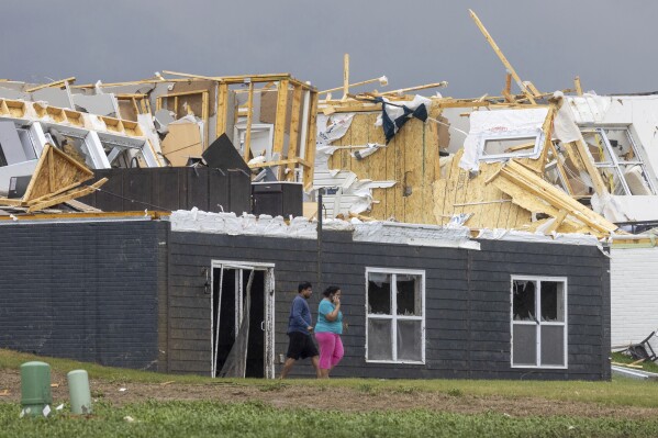 Des dégâts sont constatés sur les maisons après qu'une tornade a traversé la zone près d'Omaha, Neb., le vendredi 26 avril 2024. (Chris Machian/Omaha World-Herald via AP)