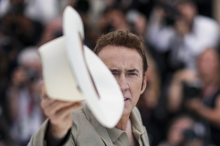 Nicolas Cage posa per i fotografi durante le riprese di un film 