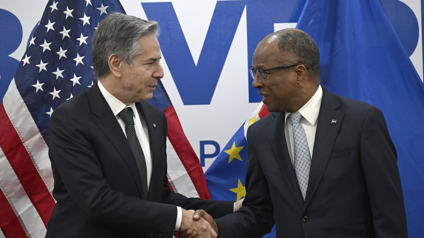 Блинкен започва обиколка в Африка в Кабо Верде, рекламирайки САЩ като ключов партньор в сигурността и икономиката