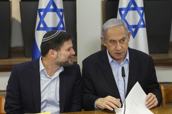 Thủ tướng Israel Benjamin Netanyahu, bên phải, nói chuyện với Bộ trưởng Tài chính Bezalel Smotrich trong cuộc họp nội các hàng tuần tại Bộ Quốc phòng ở Tel Aviv, Israel, ngày 7 tháng 1 năm 2024. (Ronen Zvulun/Pool qua AP, File)