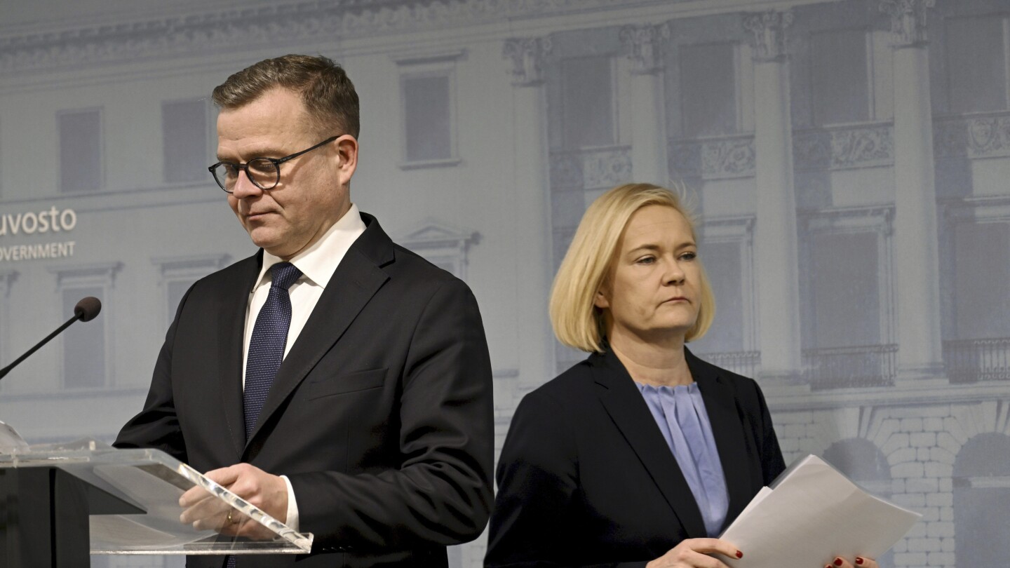 ХЕЛЗИНКИ АП — Правителството на Финландия ще отвори отново два