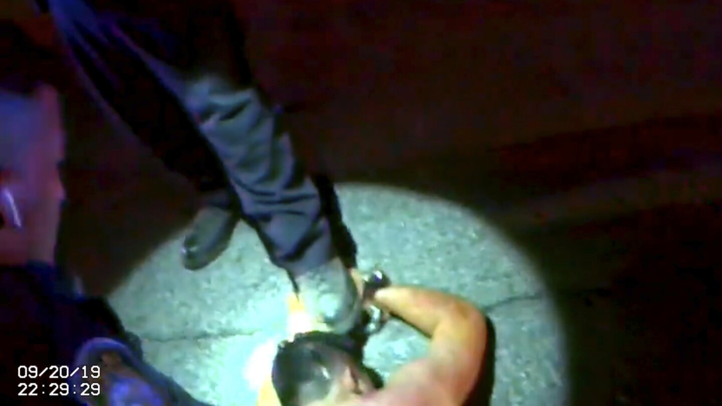 Двама полицаи стояха на протегнатите ръце на Фернандо Родригес, с