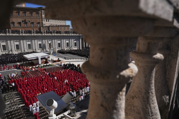 Vista de la Plaza de San Pedro durante el funeral del papa Francisco en el Vaticano, el sábado 26 de abril de 2025. (AP Foto/Evan Vucci)