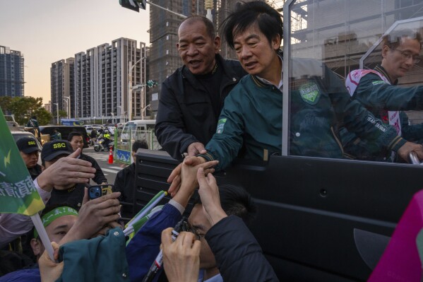 ARCHIVO - El candidato presidencial del Partido Democrático Progresista (PPD) de Taiwán, Lai Ching-te, también conocido como William, es recibido por sus partidarios durante una campaña electoral en Taiwán, el jueves 11 de enero de 2024.  La elección presidencial es el sábado.  Lai es actualmente vicepresidente del Partido Progresista Democrático de Taiwán, que rechaza el reclamo de soberanía de China sobre la isla.  (Foto AP/Louis Delmott, Archivo)