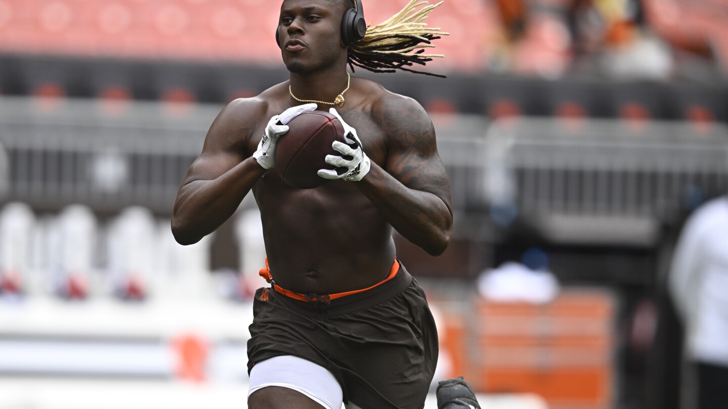 Cleveland Browns tight end David Njoku burned on face, arm in home accident while lighting fire pit