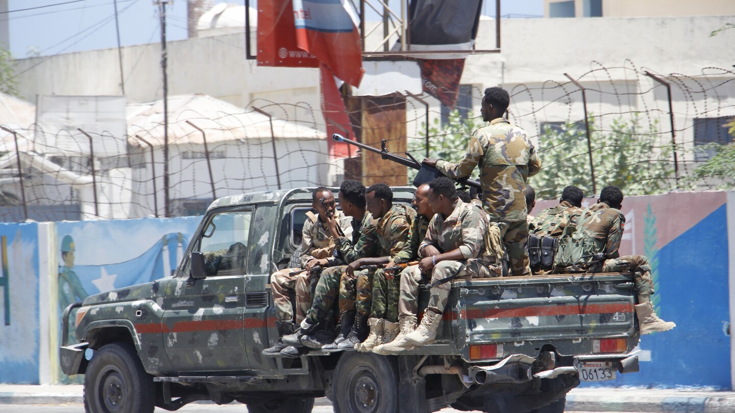 Всичките 5 нападатели бяха убити, слагайки край на обсадата на хотел в Сомалия, при която загинаха 3-ма войници
