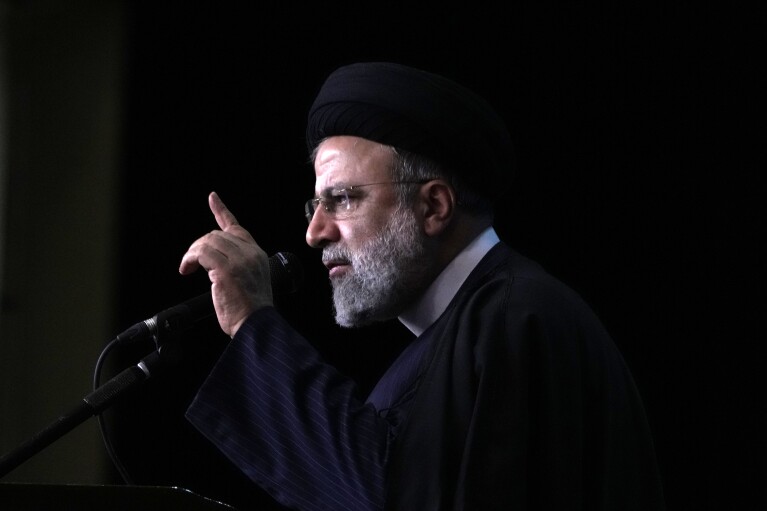 Iraani president Ebrahim Raisi kõneleb 3. jaanuaril 2024 Iraanis Teheranis Imam Khomeini suures mošees 2020. aastal Iraagis USA droonirünnakus hukkunud revolutsioonikaardi varalahkunud kindrali Qassem Soleimani mälestusteenistuse ajal.  (AP foto / Vahid Salemi, fail)