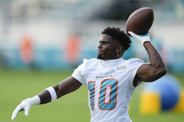 Tyreek Hill and Miami Dolphins look to rally together to beat Buffalo Bills  despite 'shocking' week | AP News