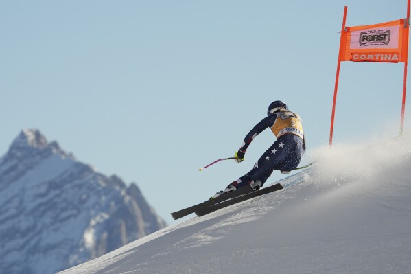 United States' Lindsey Vonn speeds down the course of an alpine ski, women's World Cup Super-G, in Cortina d'Ampezzo, Italy, Sunday, Jan. 19, 2025 (AP Photo/Giovanni Zenoni)