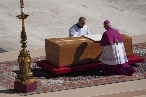 El arzobispo Diego Giovanni Ravelli (arrodillado a la derecha), en un momento del funeral del papa Francisco, en la Plaza de San Pedro del Vaticano, el 26 de abril de 2025. (AP Foto/Evan Vucci)