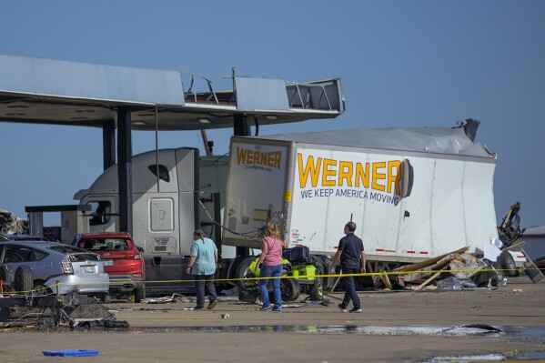 Se ven daños en una parada de camiones la mañana después de que pasara un tornado, el domingo 26 de mayo de 2024, en Valley View, Texas.  Poderosas tormentas mataron a varias personas y dejaron un amplio rastro de destrucción el domingo en Texas, Oklahoma y Arkansas después de destruir casas y destruir una parada de camiones donde los conductores se refugiaban durante el último clima mortal que azotó el centro de Estados Unidos (Foto AP/Julio Cortez)