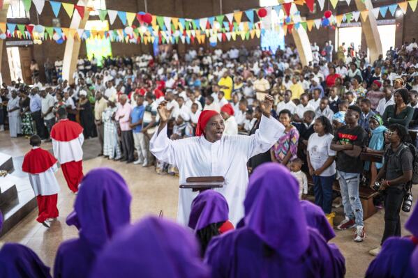 Fieles asisten a una misa en honor del papa Francisco en la iglesia católica de Goma, en la República Democrática del Congo, el sábado 26 de abril de 2025. (AP Foto/Moses Sawasawa)
