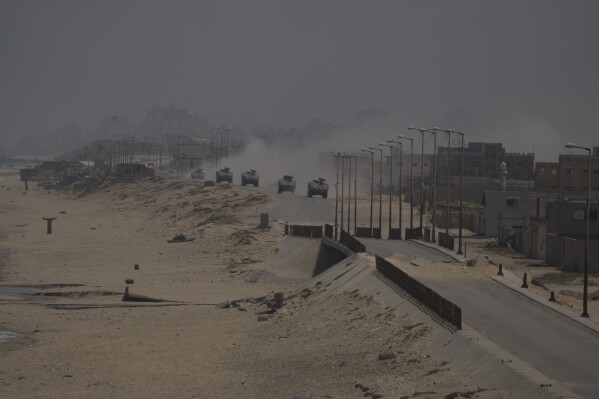 VehÃ­culos blindados israelÃ­es en Deir al Balah, Franja de Gaza, el sÃ¡bado 8 de junio de 2024. (AP Foto/Abdel Kareem Hana)