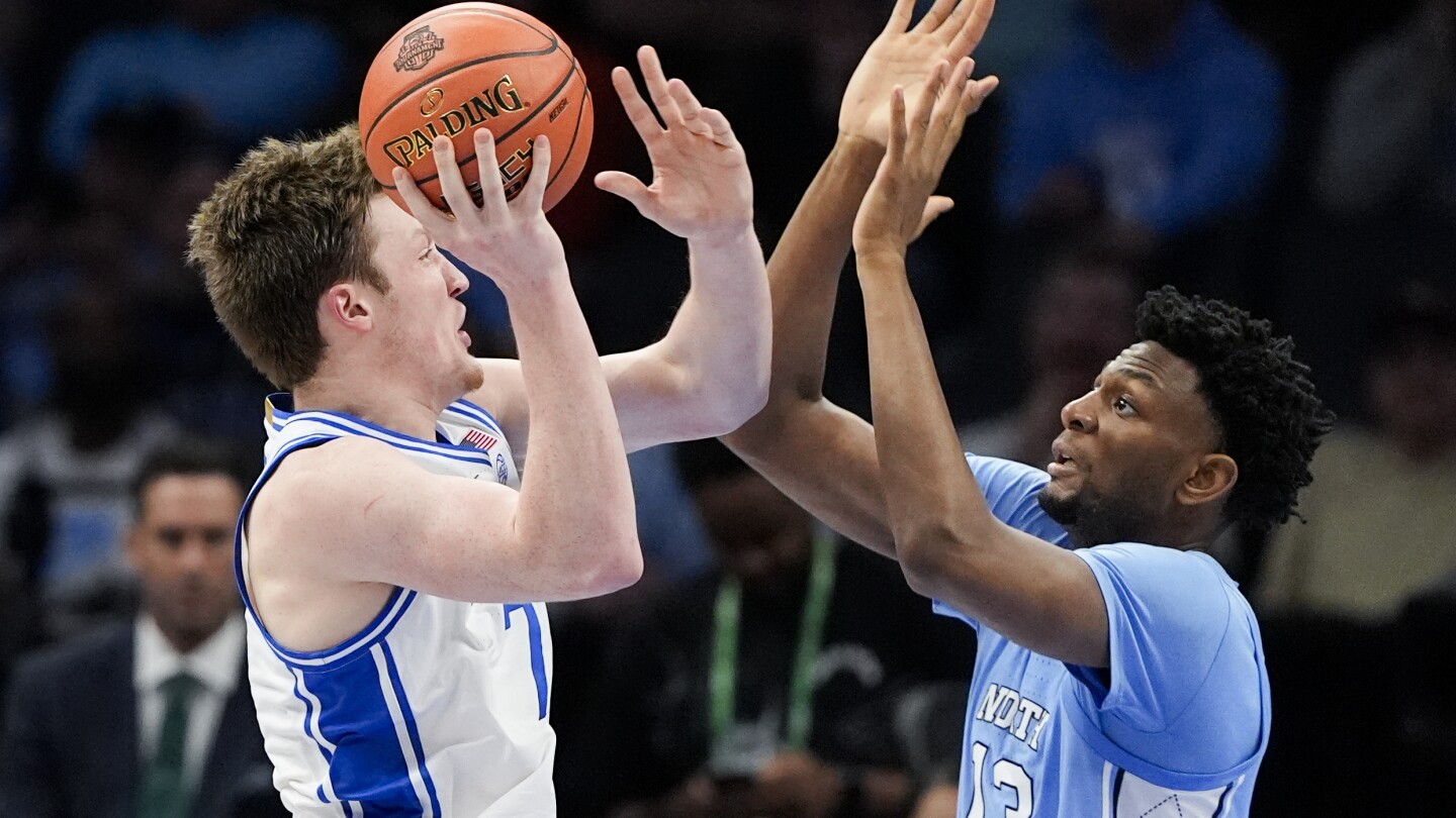 Duke holds off furious North Carolina rally to win 74-71