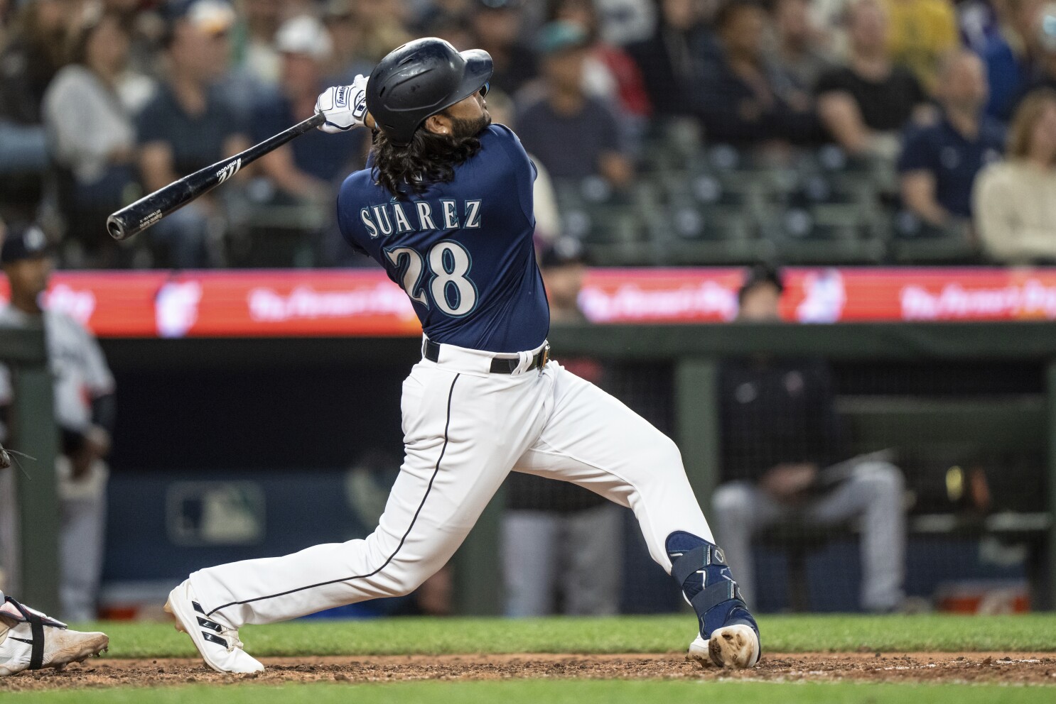 Suárez hits two-run homer as Mariners hold on for 7-6 win over