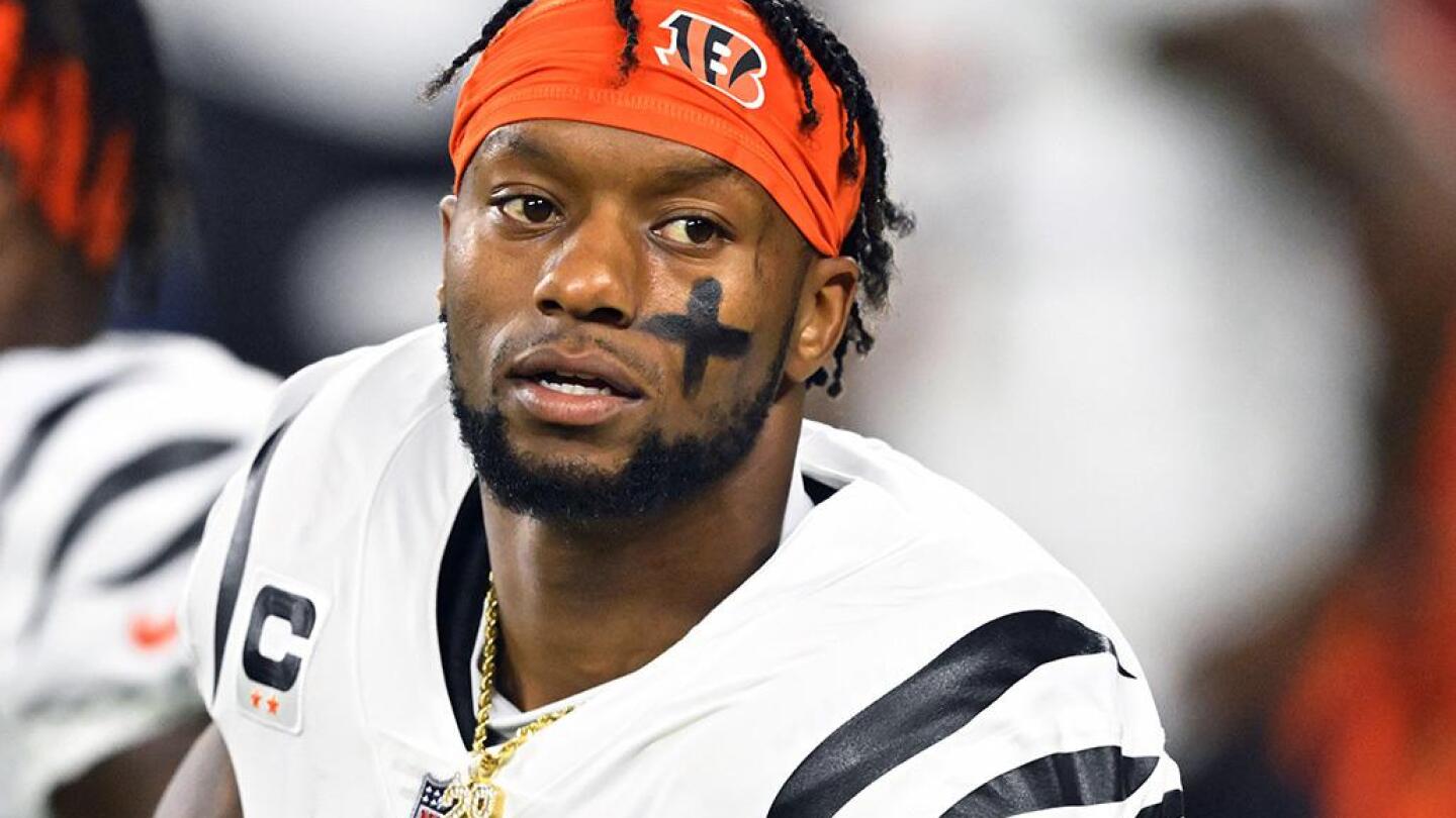 Bengals' Joe Mixon recharged with pointing gun at woman