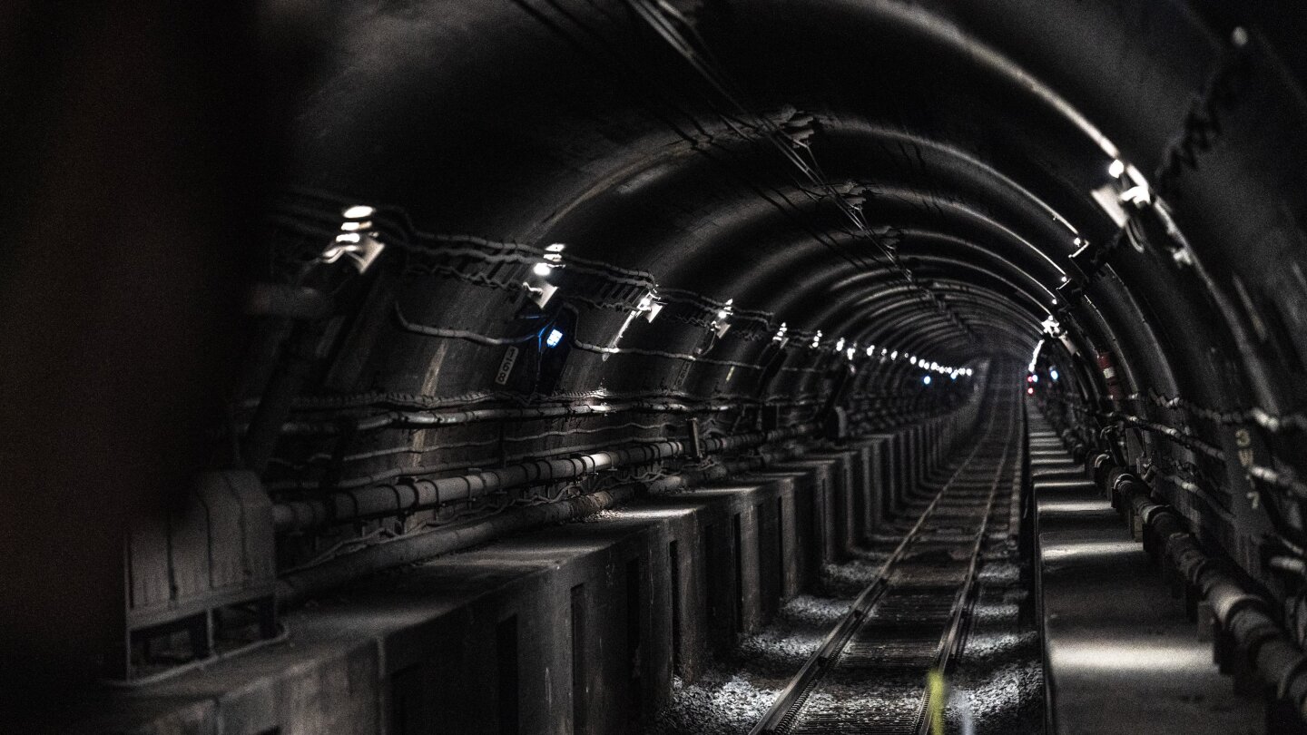 Inside The Tube - Tunnel Rush Madness by App Advisory