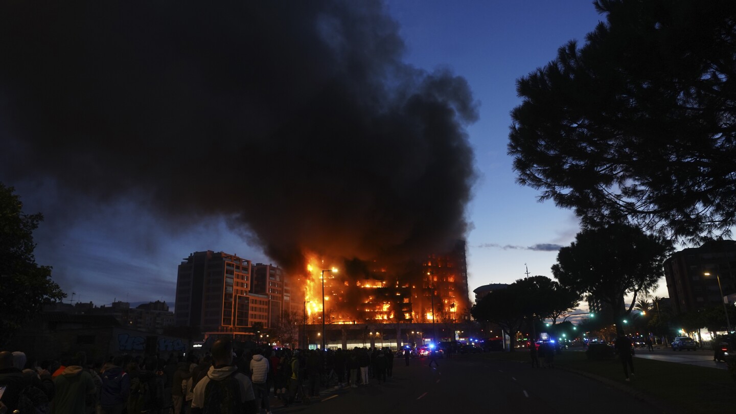 Požár zachvátil dvě budovy ve španělském městě Valencie a zabil nejméně 4 lidi.  Chybí jich téměř 20
