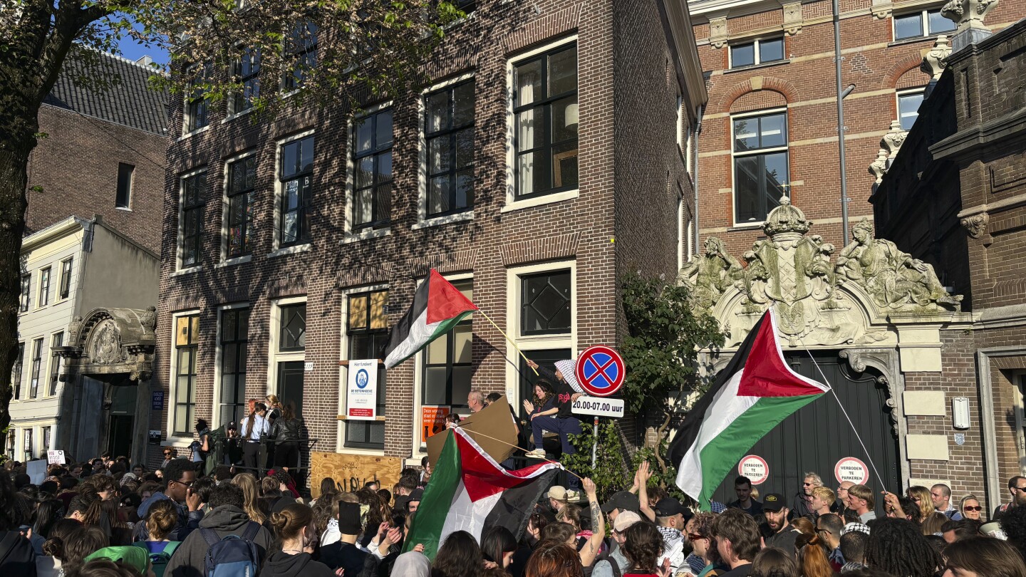 De politie slaat een protest van pro-Palestijnse activisten aan de Universiteit van Amsterdam uiteen