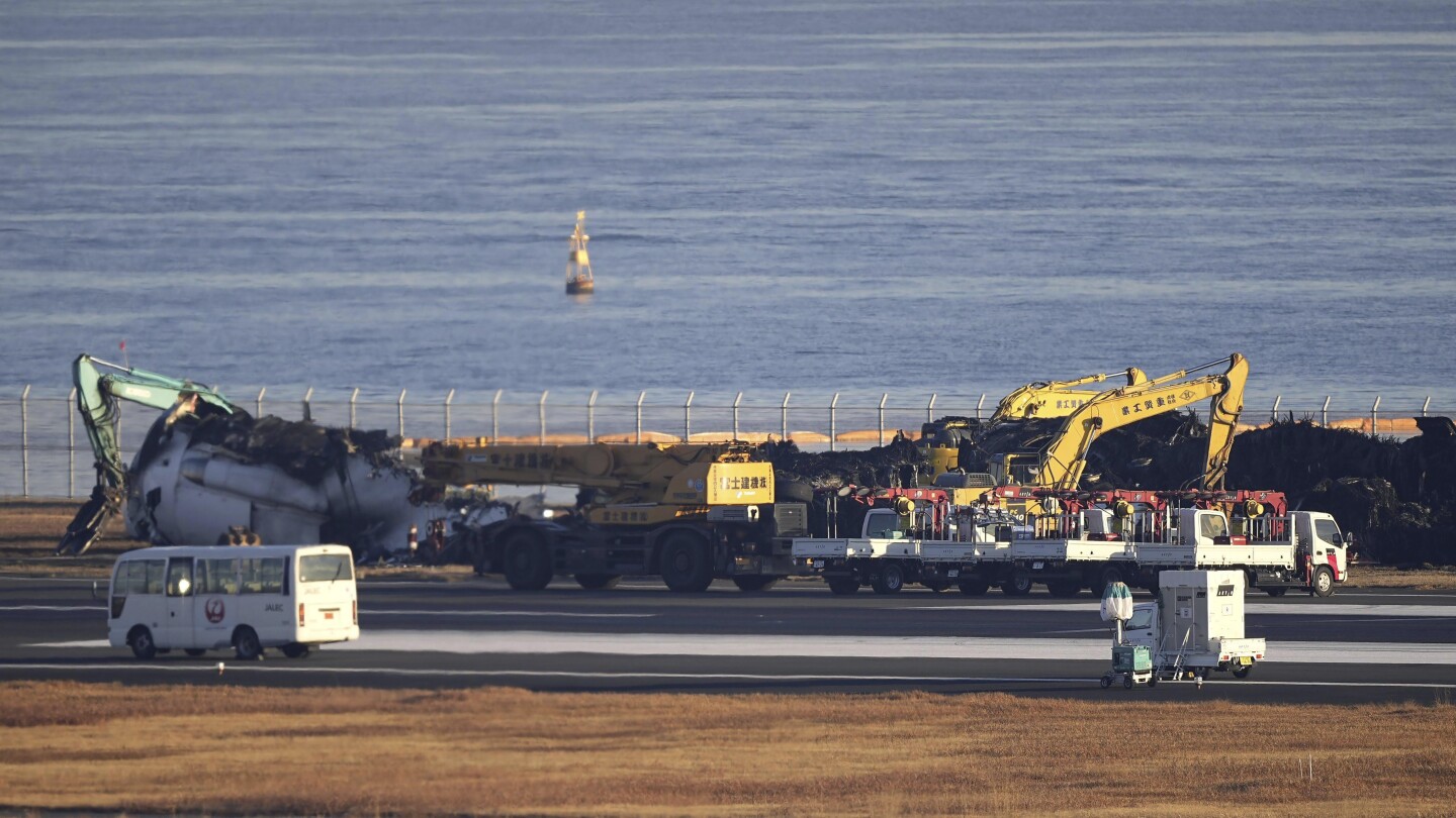 Accidente de avión japonés: expertos en seguridad aérea buscan datos de audio entre los restos del avión