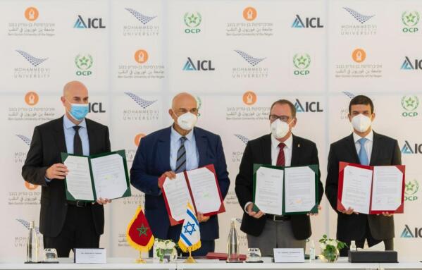 (L-R) Raviv Zoller, president and CEO of ICL, joins Mostafa Terrab, chairman and CEO of OCP Group, as both sign a memorandum of understanding to offer scholarships to support sustainability programs at BGU and UM6P, represented by Daniel Chamovitz, president of Ben-Gurion University of the Negev, and Hicham El Habti, president of Mohammed VI Polytechnic University (Photo credit: Lina Elmouaaouy).