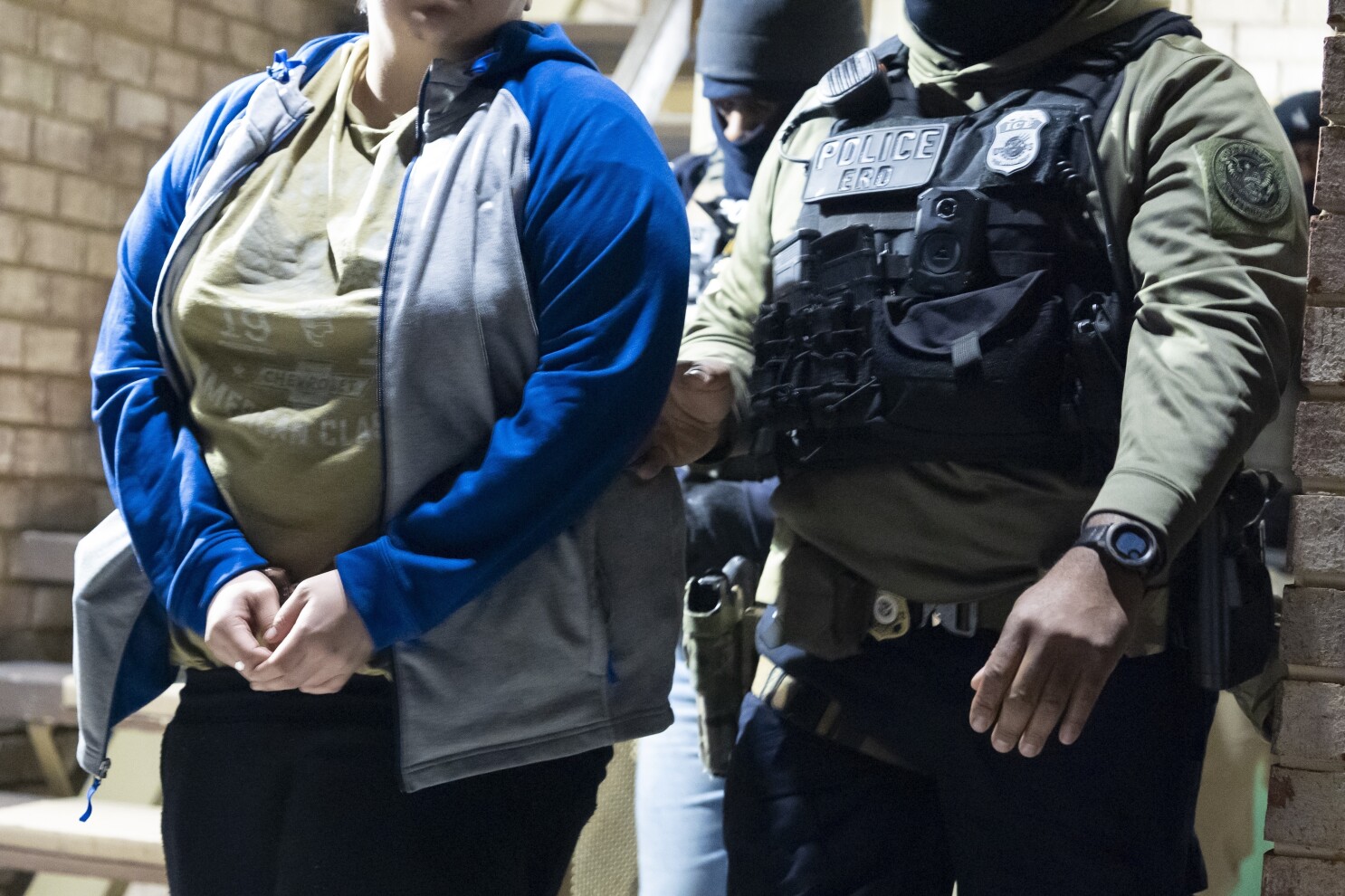 ICE releases migrants to shelters despite warning of legal risks