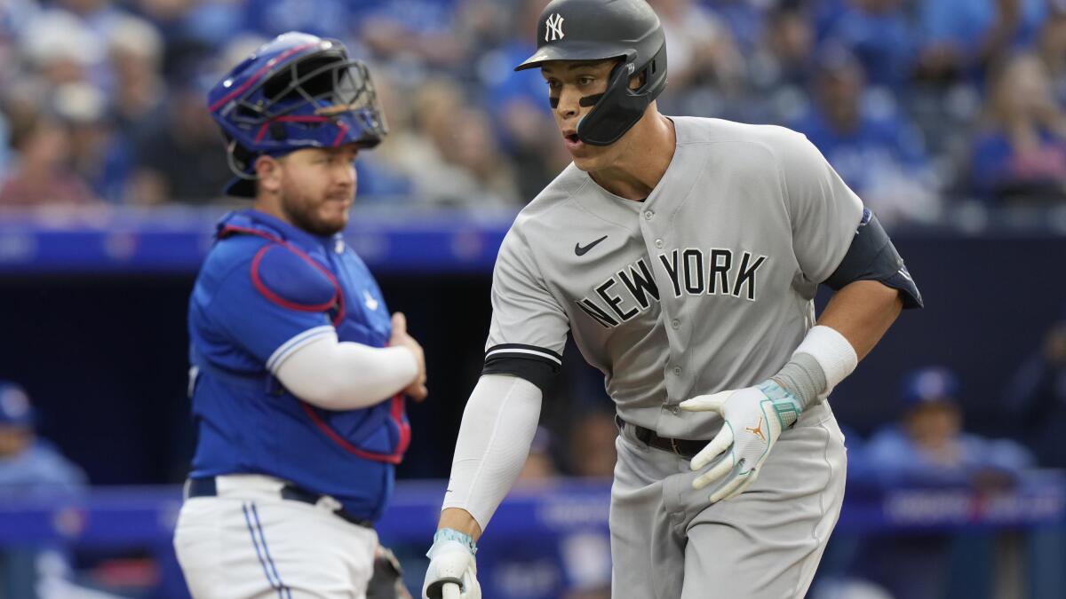 Aaron Judge, Alek Manoah prevent benches from clearing after hit-by-pitch  in Yankees-Blue Jays game