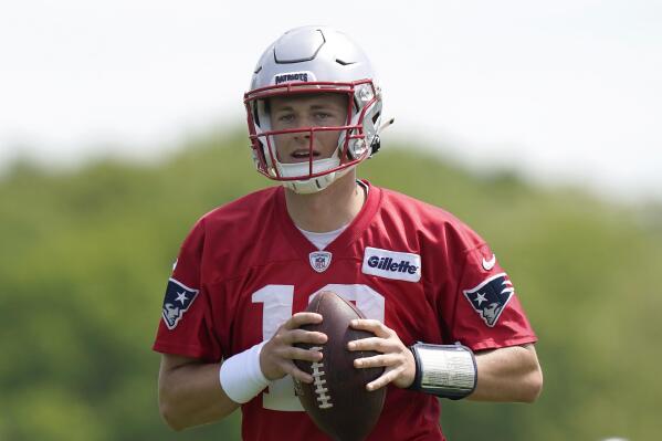 patriots quarterback 2022