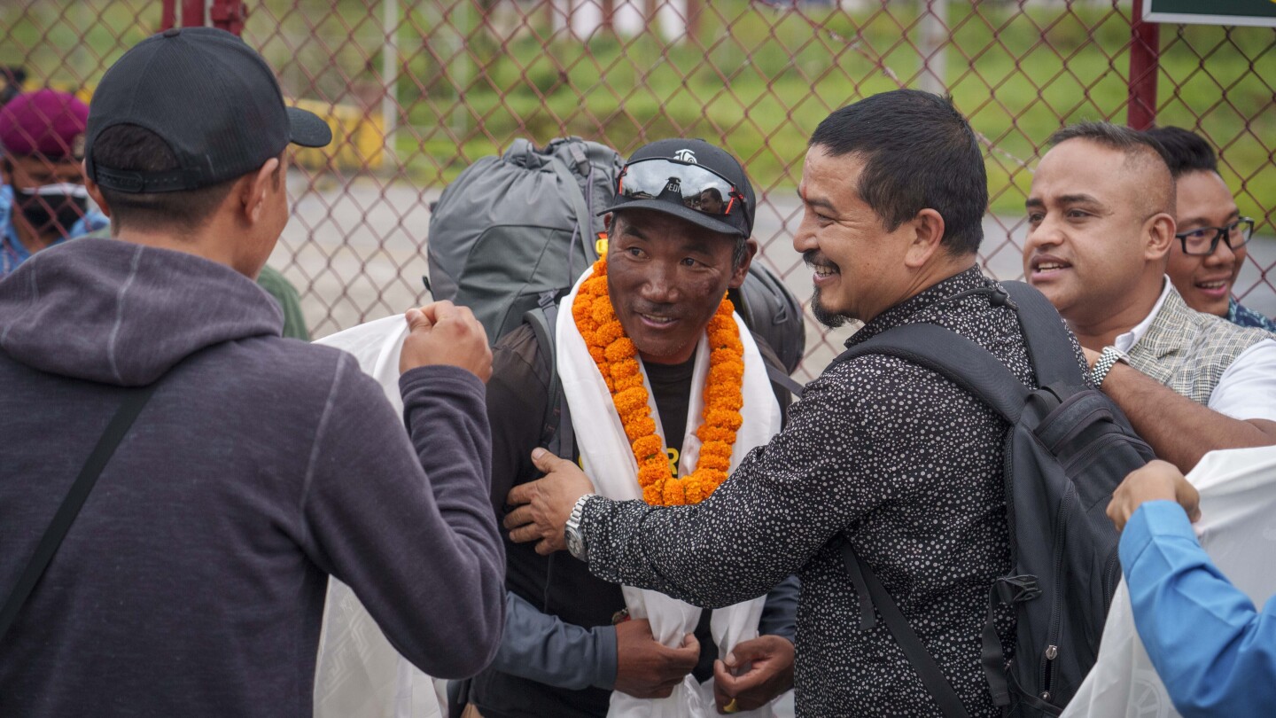 КАТМАНДУ, Непал (AP) — Един от най-великите водачи за катерене