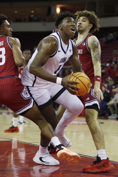 Great Osobor del estado de Utah pasa contra Leo Colimerio del estado de Fresno durante la primera mitad de un partido de baloncesto universitario de la NCAA en Fresno, California, el martes 27 de febrero de 2024. (Foto AP/Gary Kazanjian)