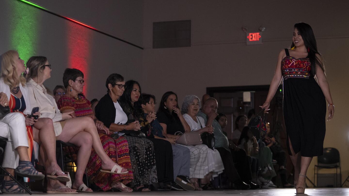 AP FOTOS: Estilista guatemalteca une historia y cultura con tendencias actuales en desfile de moda