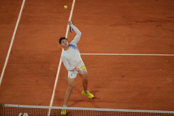 United States' Ben Shelton returns the ball to Lorenzo Sonego of Italy during their first round match of the French Tennis Open, at the Roland-Garros stadium, in Paris, Sunday, May 25, 2025. (AP Photo/Thibault Camus)