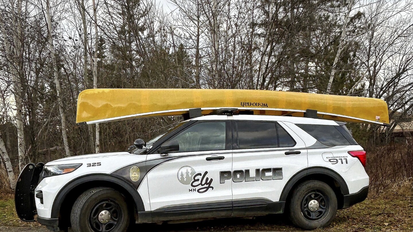 Малко полицейско управление в северните гори на Минесота предлага безплатни канута, за да помогне за набирането на нови служители