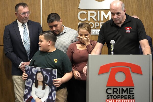 Andy Kahan, Director of Victim Services and Advocacy for Crime Stoppers, speaks next to the family of Arlene Alvarez during a press conference to discuss the indictment of Tony Earls in the death of the 9-year-old in 2022 at Crime Stoppers on Wednesday, April 24, 2024, in Houston. (Karen Warren/Houston Chronicle via AP)