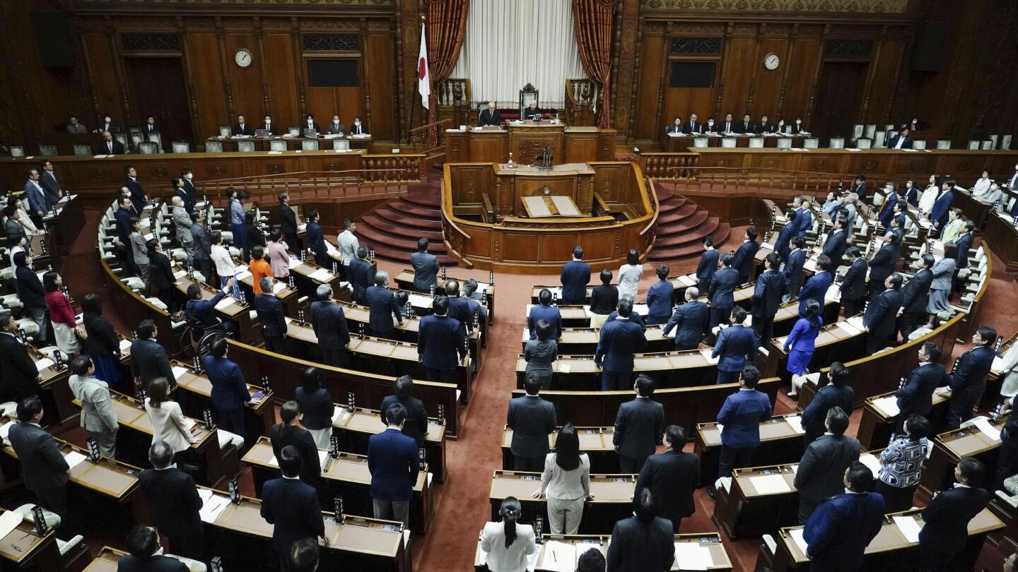 ТОКИО АП — Японският парламент в петък прие преразглеждане на