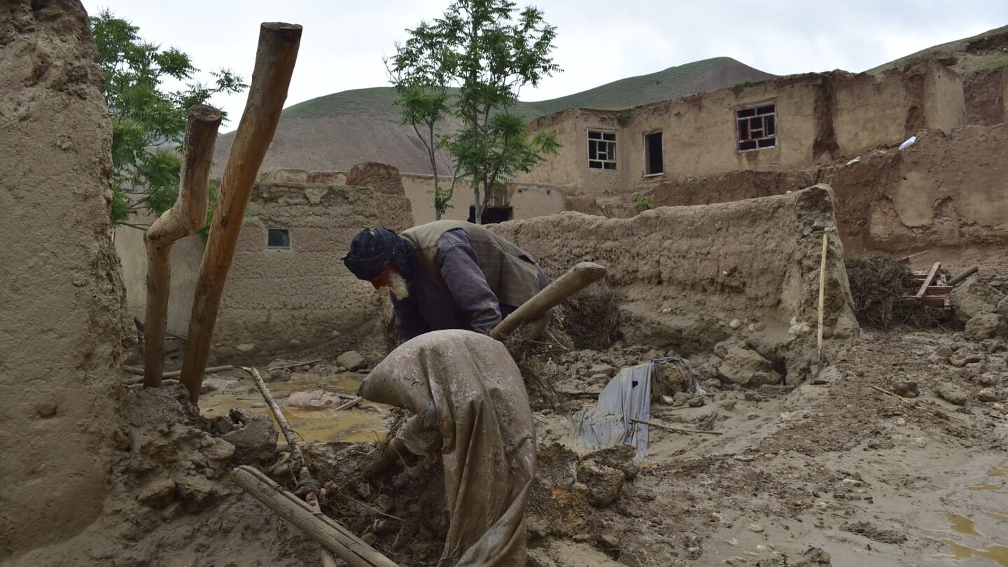 ИСЛАМАБАД АП — Внезапни наводнения от сезонни дъждове в Афганистан